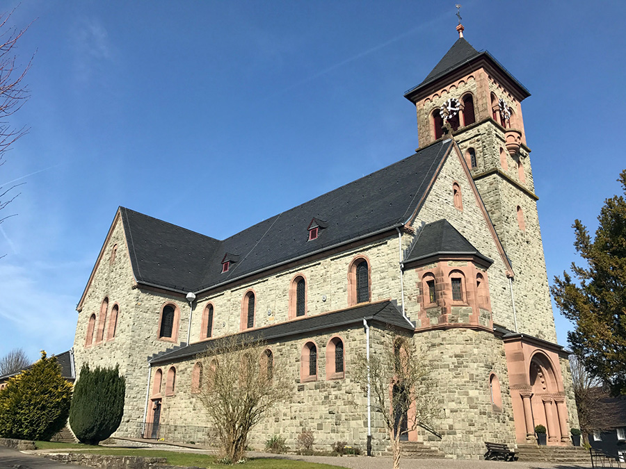 Schiefer Kirche Bild 1